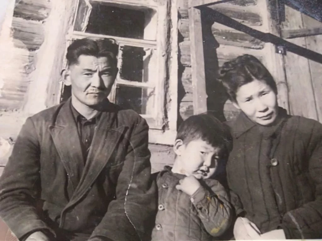 1 ноября 1954 года, с. Стеклянка Иркутской области. Скоро родится Геннадий Гомбоевич.